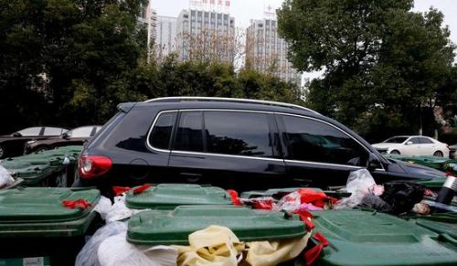 汽車被垃圾桶包圍是被惡搞還是得罪人了？