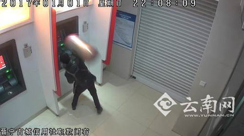 取款不成功，竟用垃圾桶出氣